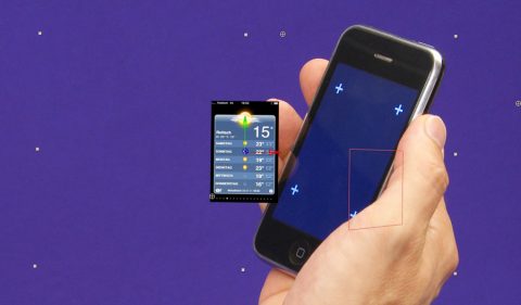 Handy simulieren: Bei der Aufnahme zeigt das Handy nur vier kleine Kreuze. Sie dienen später am Rechner zur Montage des künstlichen Screens auf das bewegte Telefon.