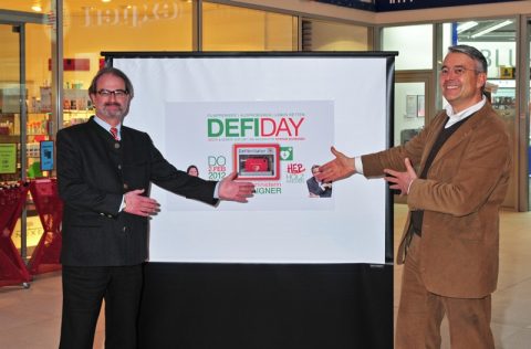 Auftraggeber und Initiator präsentieren den DEFIDAY in Holzkirchen: Peter Sieben und Dr. Christian Pawlak