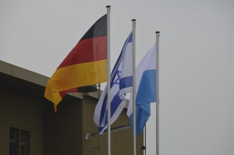 Der Gedenkakt auf dem Fliegerhorst Fürstenfeldbruck beginnt nun - der Trommelwirbel verkündet es! Gleichzeitig setzt eine Fahnenabordnung der Bundeswehr die Flaggen auf dem Platz auf Halbmast!