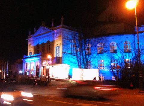 Blaue Stunde: Drinnen fließt das Mineralwasser - draußen der Verkehr! Das Prinzregententheater trägt heute ein blaues BR-Kleid. Und ganz ehrlich: Sehr schick...;-)