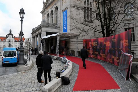 Ein Theater schmückt sich: Das Münchner Prinzregententheater legt seine Abendgarderobe an. Viele BR-Fahnen, blaues Licht und natürlich der rote Teppich!