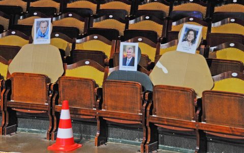 Platz da! Die VIP-Sitze tragen nicht nur Namen, sondern auch Bilder. So weiß die Kamera-Crew sofort, wo Frau Elsner oder Herr Ministerpräsident sitzen.