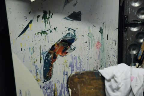 Buntes Atelier: So muss eine Künstler-Werkstatt aussehen - Millionen Farbtupfer - zum Beispiel auf dieser Kühlschrank-Türe... ;-)