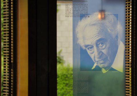 Zeichen setzen: Ein Max-Portrait von Elija Boßler ziert die Eingangshalle im Jugendgästehaus in Dachau.