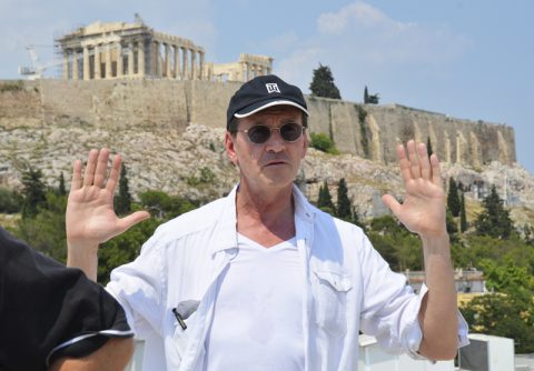 Hände hoch. Regisseur Luc deutet die Hauptblickrichtung an. Der Zuschauer soll ebenfalls atemlos auf die Akropolis blicken.