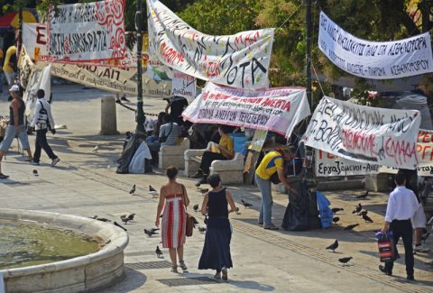 Proteste. Der Syntagmaplatz platzt aus allen Nähten. Hunderte Spruchbänder und tausende Demonstranten. Nur jetzt zur Mittagszeit in der Bruthitze herrscht ein wenig Ruhe (vor dem Sturm).