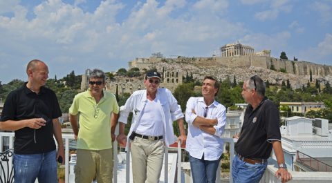 Location mit Emotion. Die Crew besichtigt den Sendeplatz und keucht erstmal in der Hitze und bei dem Anblick der Akropolis.