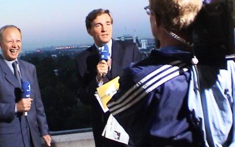 Und schon gehts los: ARD-Korrespondent Tom Buhrow und Stefan melden sich vom Balkon.