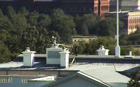 Bester Blick von unserer Location auf das Weiße Haus: Auch dessen Dach ist gut bewacht.