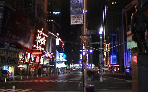 Der Times Square morgens um vier Uhr: Schläft die Stadt doch mal?