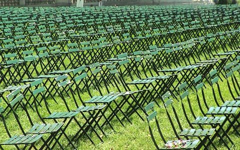 Über 2100 leere Stühle im Bryant Park: Installation zur Erinnerung. Und niemand wird sich auf einen der Stühle setzen.