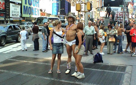 Er darf am Times Square niemals fehlen: Der naked Cowboy.