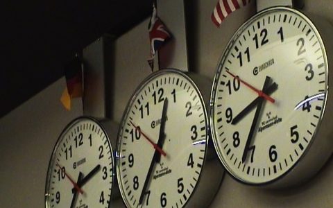 Wichtigstes Werkzeug in einem ARD-Auslandsstudio: Alle Uhrzeiten im Blick!