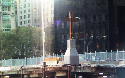 Der berühmte Stahlträger, der als Kreuz aus den Trümmern ragte...