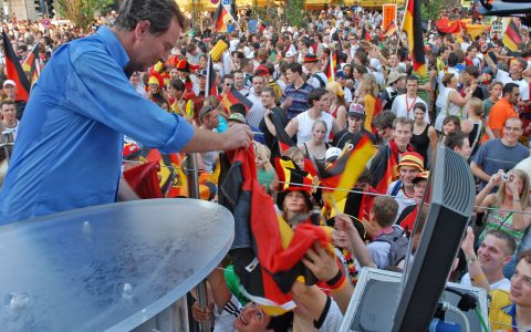 Euer Rubi! Gerd Rubenbauer und seine Fans: Tausend Unterschriften für die Menge!