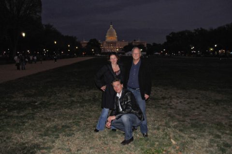 Auf dem großen Feld (Mall) in Rufweite zum Capitol nehmen Anja, Klemens und Scheider nochmal die Touri-Stellung ein.