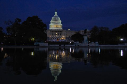 Wildromantische Ansichten vom großen US-Parlament: Das Capitol spiegelt sich im Mondlicht.