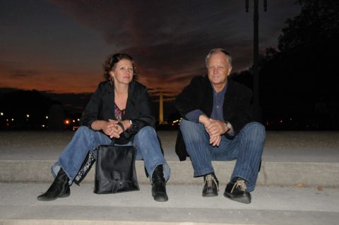 Anja und Klemens nehmen das Washington Monument in ihre Mitte.
