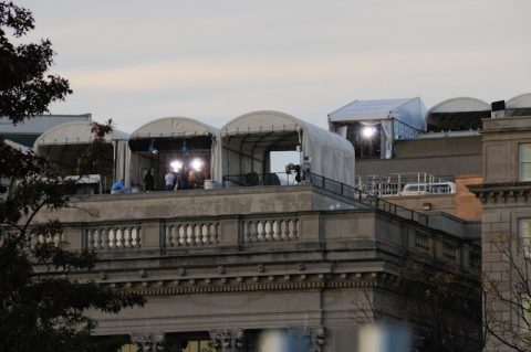 Vom Dach der Handelskammer gegenüber schießen die großen Kameras des Landes auf das Präsidentenhaus. Auch die ARD hat hier einen Balkon.