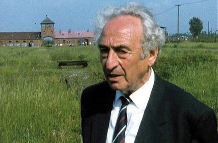 Für den Dokumentarfilm "Der Weiße Rabe" fährt Max noch einmal nach Auschwitz und zeigt der Filmemacherin "seine Baracke"...