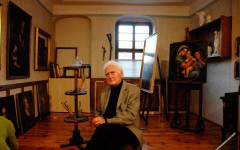 Im Atelier des Dresdner Malers nimmt Professor Neidhart Platz.