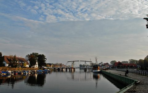 Morgenstimmung in Wiek: Die alte Zugbrücke ruht noch