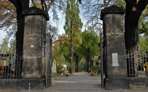 Der Friedhof in Dresden: Die beiden Säulen finden wir auch in seinen Bildern wieder...