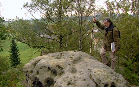 Unser Kamerakran fängt Frank Richter beim Wandern auf den Caspar-Felsen ein!