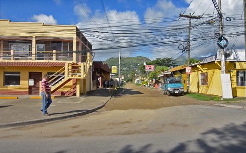 Straßenszene in Honduras: Spannende Ausblicke während der Fahrt zum Dorf.