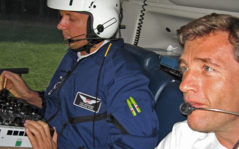 Ein Mann extra für die Heli-Kamera: Präzisionsarbeit im Dialog mit dem Piloten vorne.