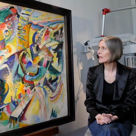 Iris Winkelmeyer erklärt uns ein Kandinsky-Bild: Es wirkt, als hätte er es eben erst gemalt.