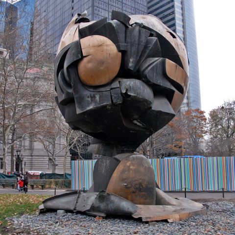 Fritz Koenigs "Sphere", ein Kunstwerk, das 9/11 einigermaßen unbeschadet überstanden hat...