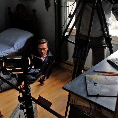 Stefan vor Kandinskys Bett - aber hellwach mit Blick aufs Kamerabild!