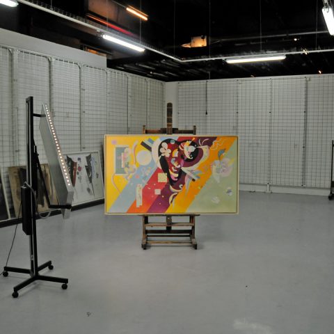 Im Lager des Centre Pompidou nehmen wir weitere Gemälde auf.
