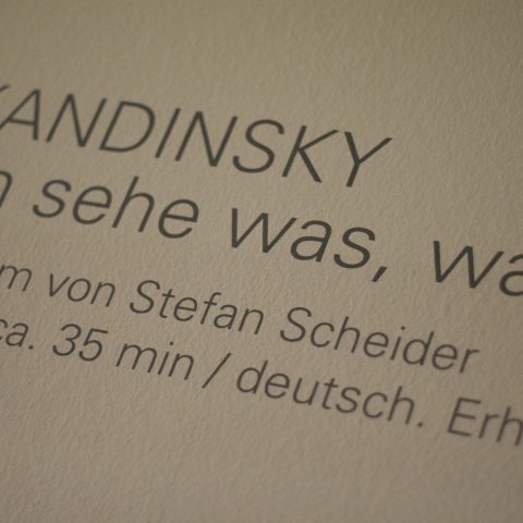 Scheider bekommt sogar einen eigenen "Credit" an der Wand im Lenbachhaus: Hier läuft der Film im einen extra errichteten Kino.