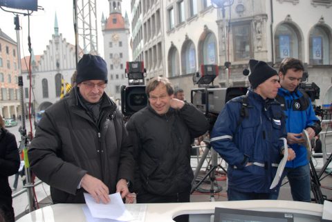 Und dann Kamera Zwo: Regiebesprechung im eiskalten Wind mitten auf dem Marienplatz.