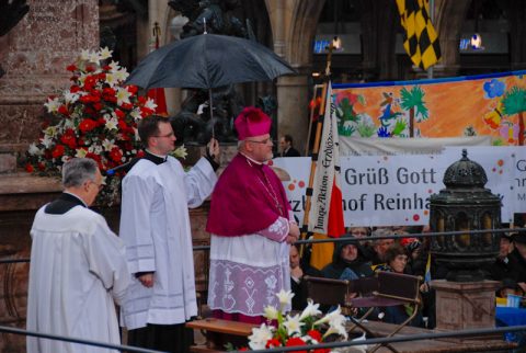 Auftritt: Gut erkennbar durch die leuchtenden Farben - der neue Erzbischof betritt das Podest auf dem Marienplatz.