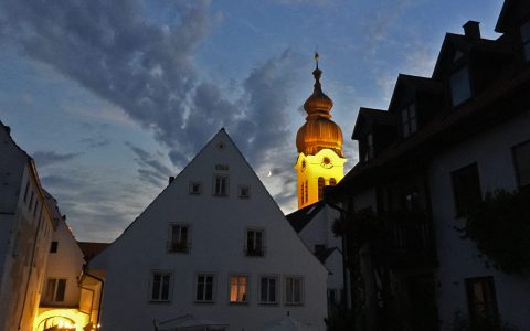 Blaue Stunde in Wolnzach: Die Kirche im Mondschein - und Party in den Gassen! Höchst romantischer Ausklang von Lauf10!