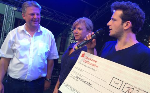 Da kommt wieder was zusammen: Bürgermeister Jens Machold überreicht einen Scheck über 10.200 Euro an Sternstunden-Paten Tommy Schwimmer!
