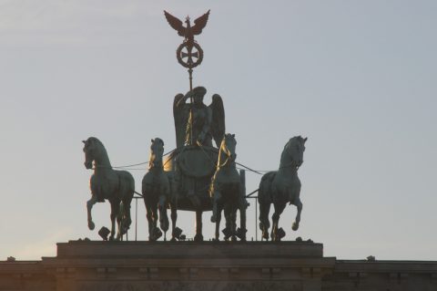 Zweirad monumental: Die Quadriga auf dem Brandenburger Tor - der berühmte Streitwagen mit Blickrichtung Osten...
