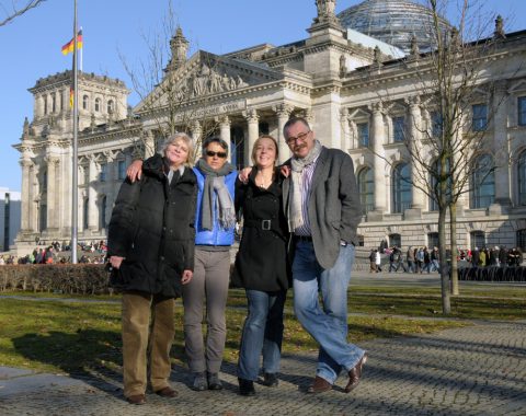 Gruppenbild mit Herr: Unser Team - Gabi (Regie), Ira (Aufnahmeleitung), Anja (Teamchefin) und Thomas (Redaktion).