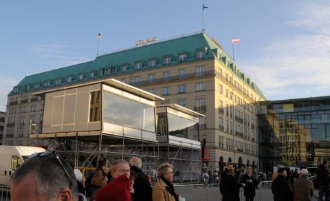 Das mobile Studio: Zwei Glas-Kabinen vor dem Hotel Adlon - rechts campiert die Deutsche Welle, links die ARD.