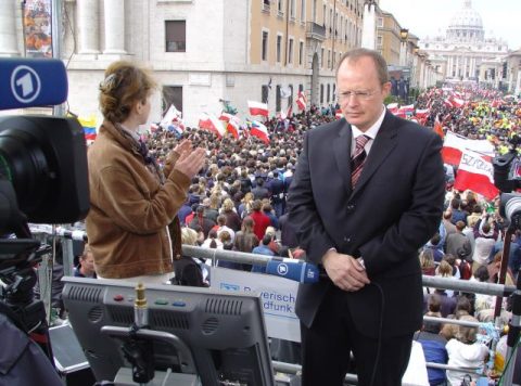 Reporter Bernd Niebrügge hat gleich einen Aufsager für die ARD Tagesschau.