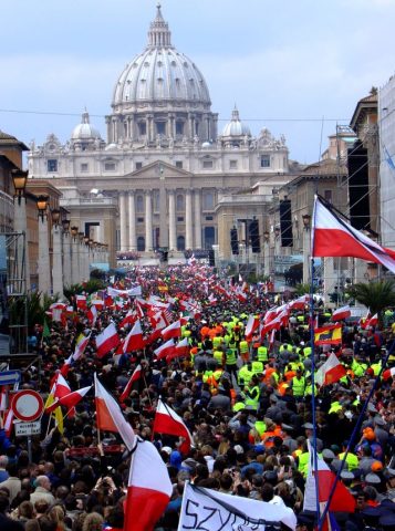 Weißrot Zwei Millionen Menschen reisen aus Polen an: Sie knien auf offener Straße und beten. Bewegende Szenen in der Straße zum Petersdom.