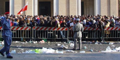 Warten... Eine Million Pilger stellen sich in einer fünf Kilometer langen Warteschlange an, um noch einmal am toten Papst vorbeizuziehen. Bis zu zwölf Stunden stehen die Menschen zwischen den Absperrgittern. Helfer versorgen die Gläubigen mit Wasser und Decken.