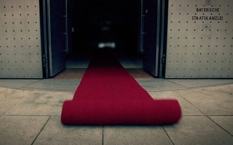 Der rote Teppich rollt sauber hinaus in die Welt.
