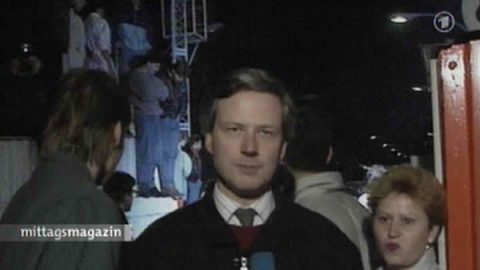 Damals... Reporter Robin Lautenbach erscheint noch einmal - damals vor 20 Jahren an der Invalidenstraße. Er berichtet Stunden über Stunden über den historischen Dammbruch...