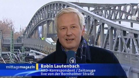 Heute... Und dann schalten wir live zur Bornholmer Straße, wo er abermals steht - unser Mann der Stunde, Robin Lautenbach. Ein kleiner Gänsehaut-Moment im Mittagsmagazin.