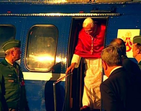 Gelandet! Der Papst betritt Regensburger Boden.
