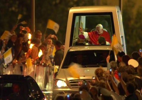 Papamobil: Tausende begleiten den Heiligen Vater auf der Fahrt zum Regensburger Dom.